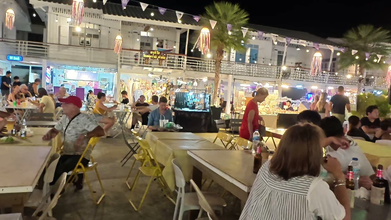 Innenhof Patio Old Town am Hua Hin Night Market am Abend, Sitzpl&auml;tze mit gelben St&uuml;hlen, Essensst&auml;nde und Lichterketten