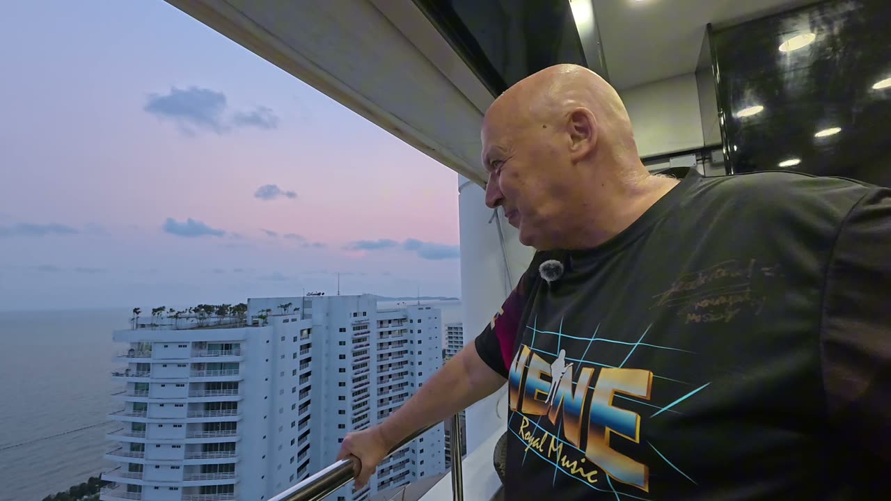 Eberhard Rabich auf dem Balkon seiner Eigentumswohnung im 28. Stock in Jomtien, Pattaya, mit Blick auf das Meer